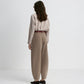 By Malene Birger Carlien High-Waist Hose in Taupe von hinten getragen