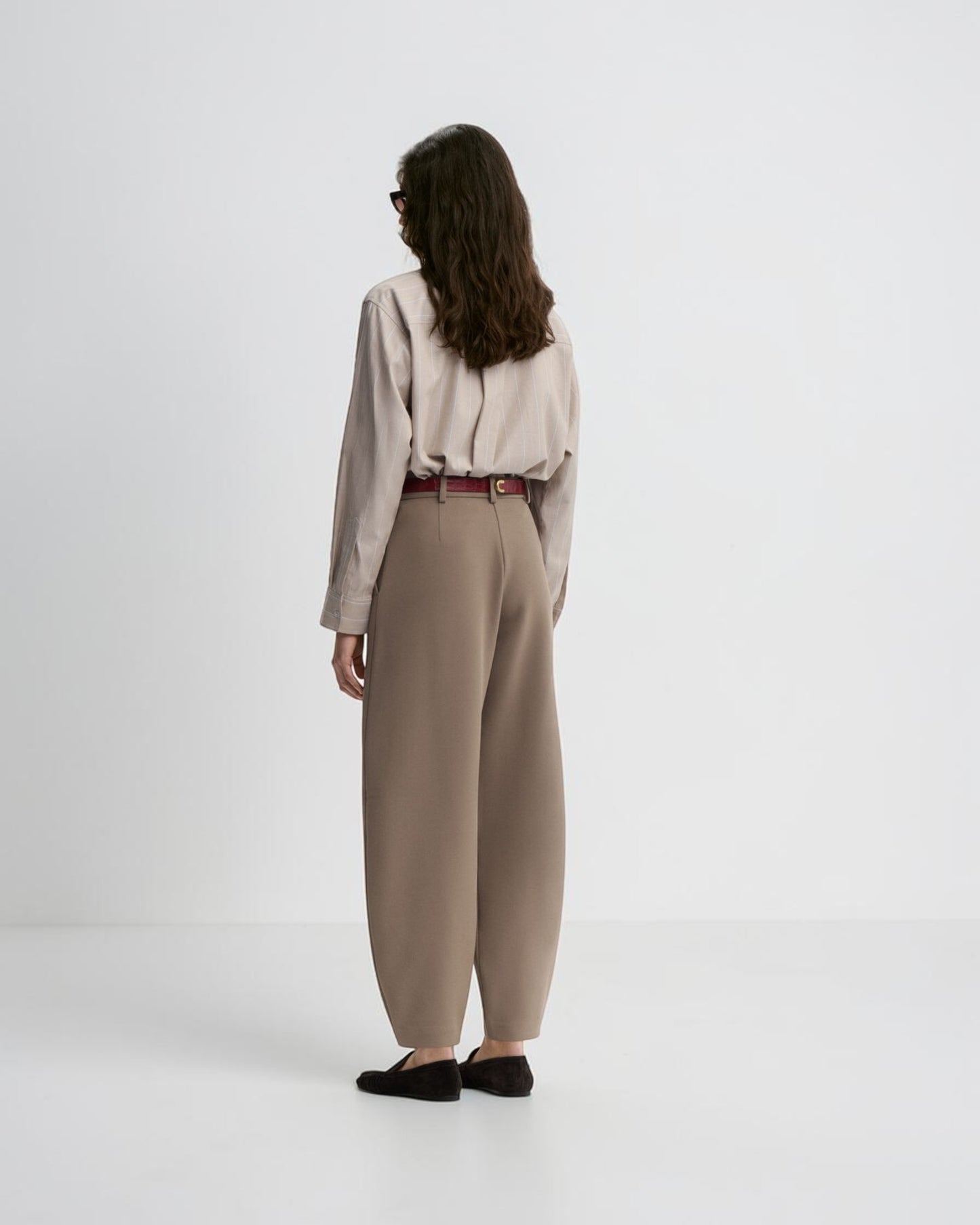 By Malene Birger Carlien High-Waist Hose in Taupe von hinten getragen