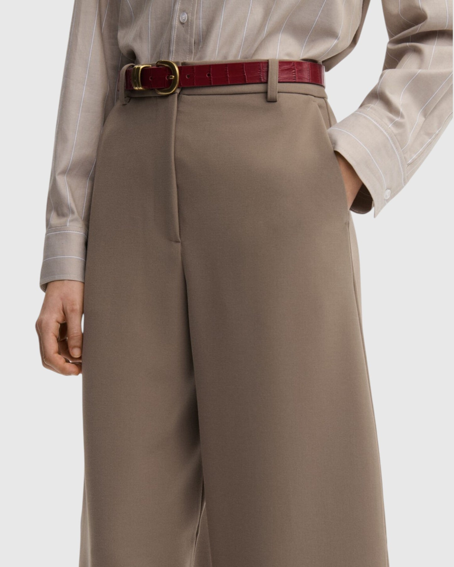 Detail der By Malene Birger Carlien High-Waist Hose in Taupe