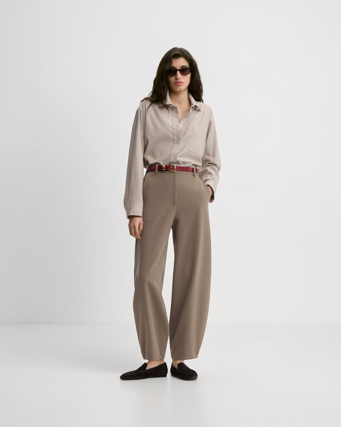 By Malene Birger Carlien High-Waist Hose in Taupe von vorne getragen