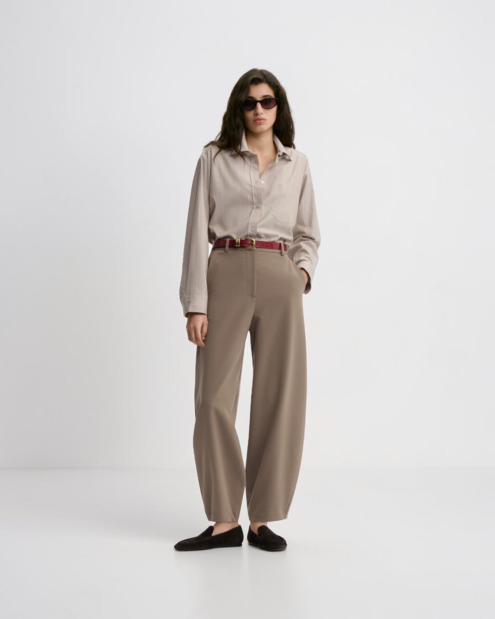By Malene Birger Carlien High-Waist Hose in Taupe von vorne getragen