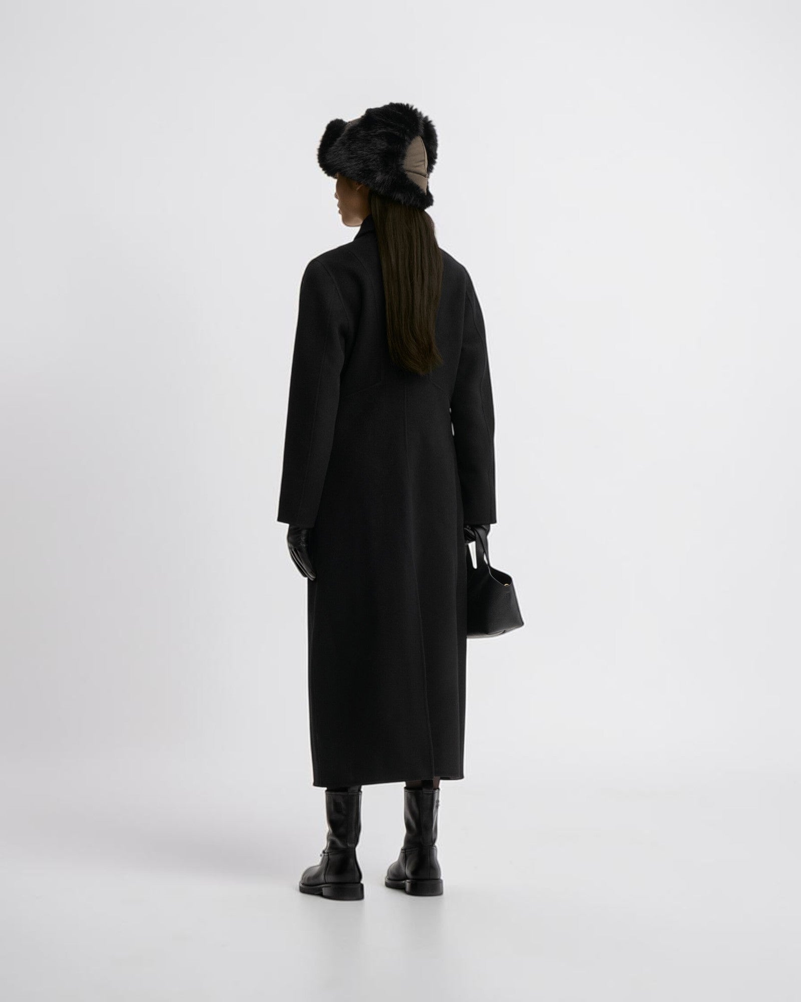 By Malene Birger Maxi-Wollmantel in Schwarz in Rückansicht getragen mit langer, klarer Silhouette