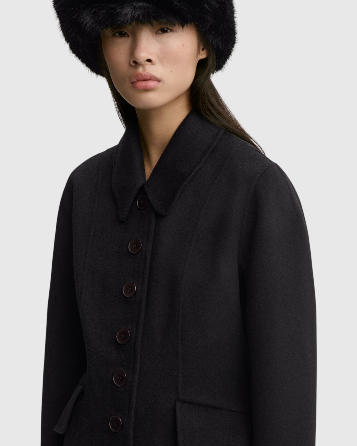 By Malene Birger Maxi-Wollmantel in Schwarz mit Detailansicht von Kragen und Knopfleiste