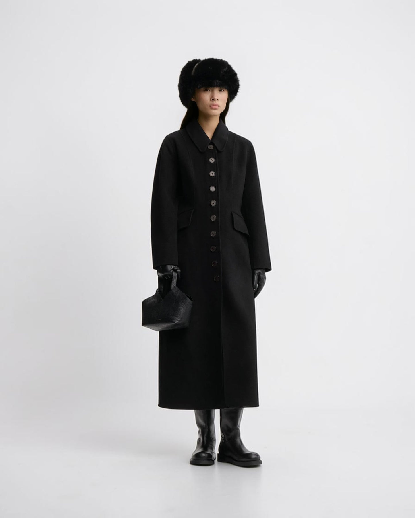 By Malene Birger Maxi-Wollmantel in Schwarz von vorne getragen mit langer, gerader Silhouette