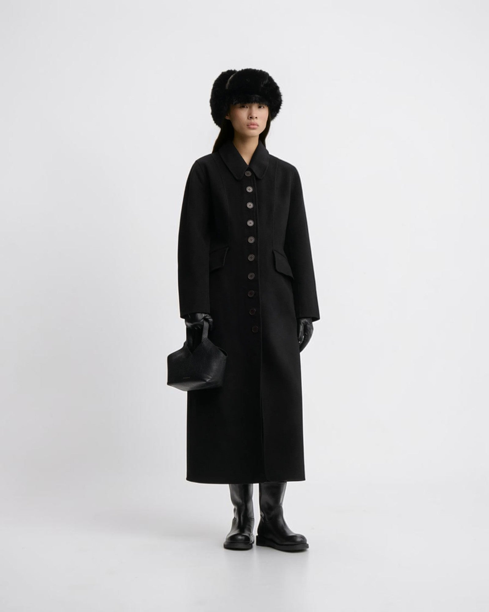 By Malene Birger Maxi-Wollmantel in Schwarz von vorne getragen mit langer, gerader Silhouette