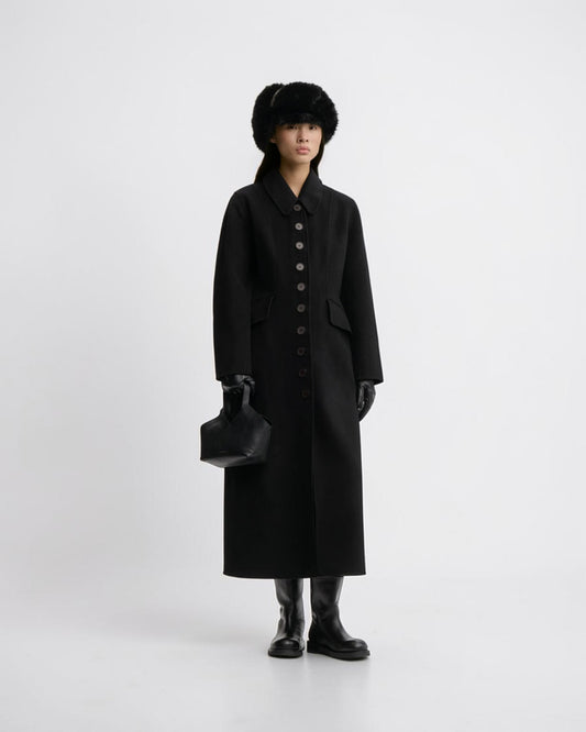 By Malene Birger Maxi-Wollmantel in Schwarz von vorne getragen mit langer, gerader Silhouette