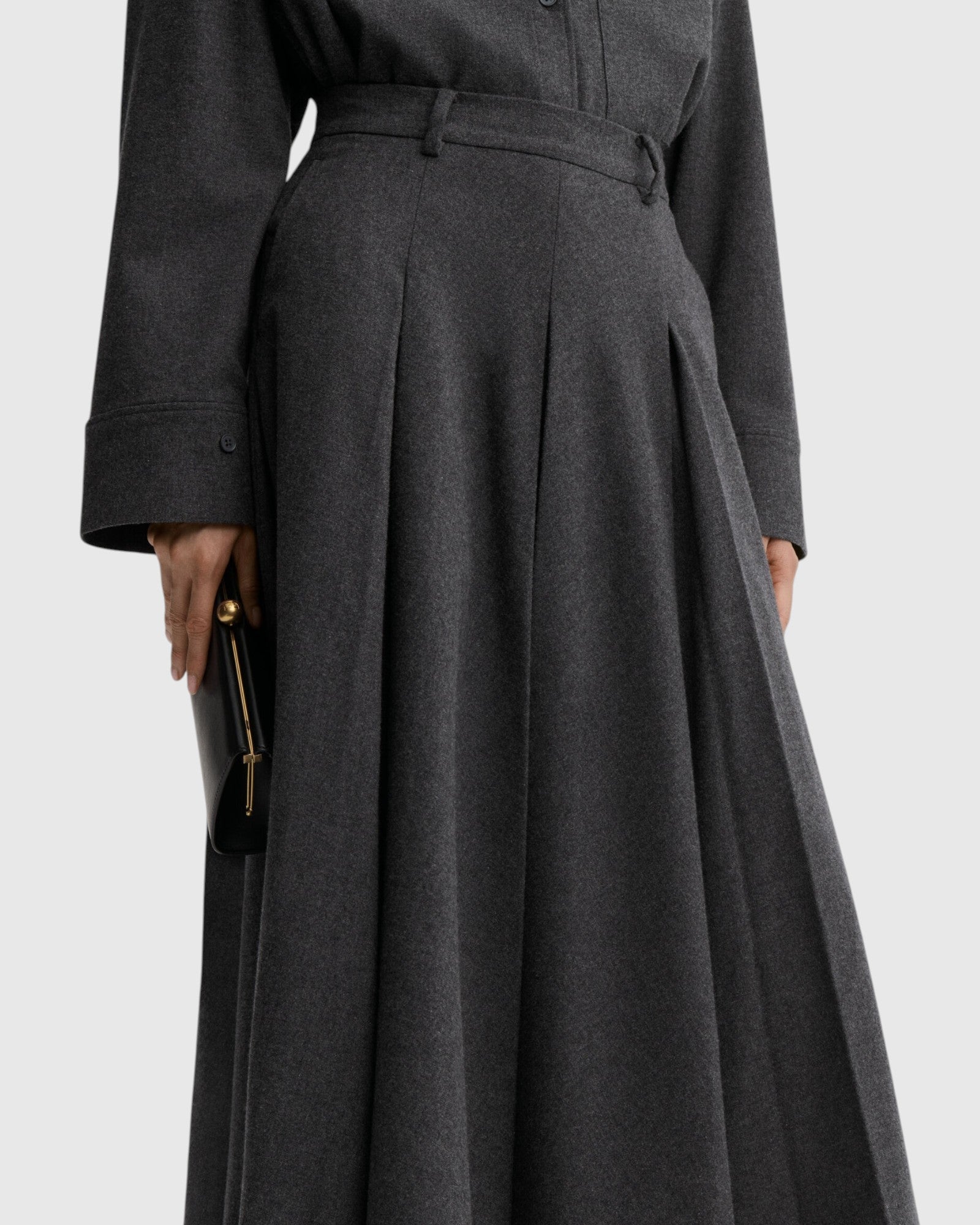 Detail des By Malene Birger Maxirocks aus Flanell in Dunkelgrau getragen
