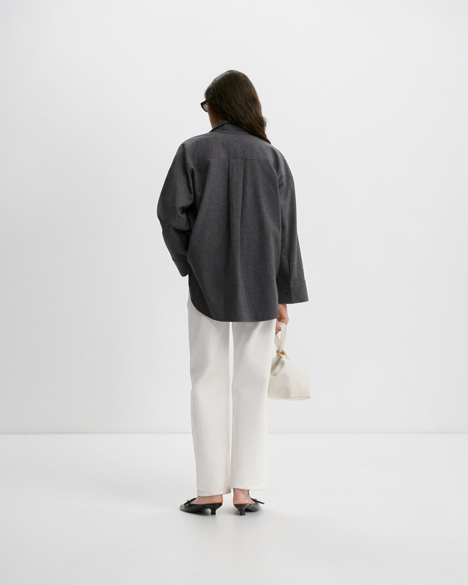 By Malene Birger Flanellbluse aus Bio-Baumwolle in Grau von hinten getragen