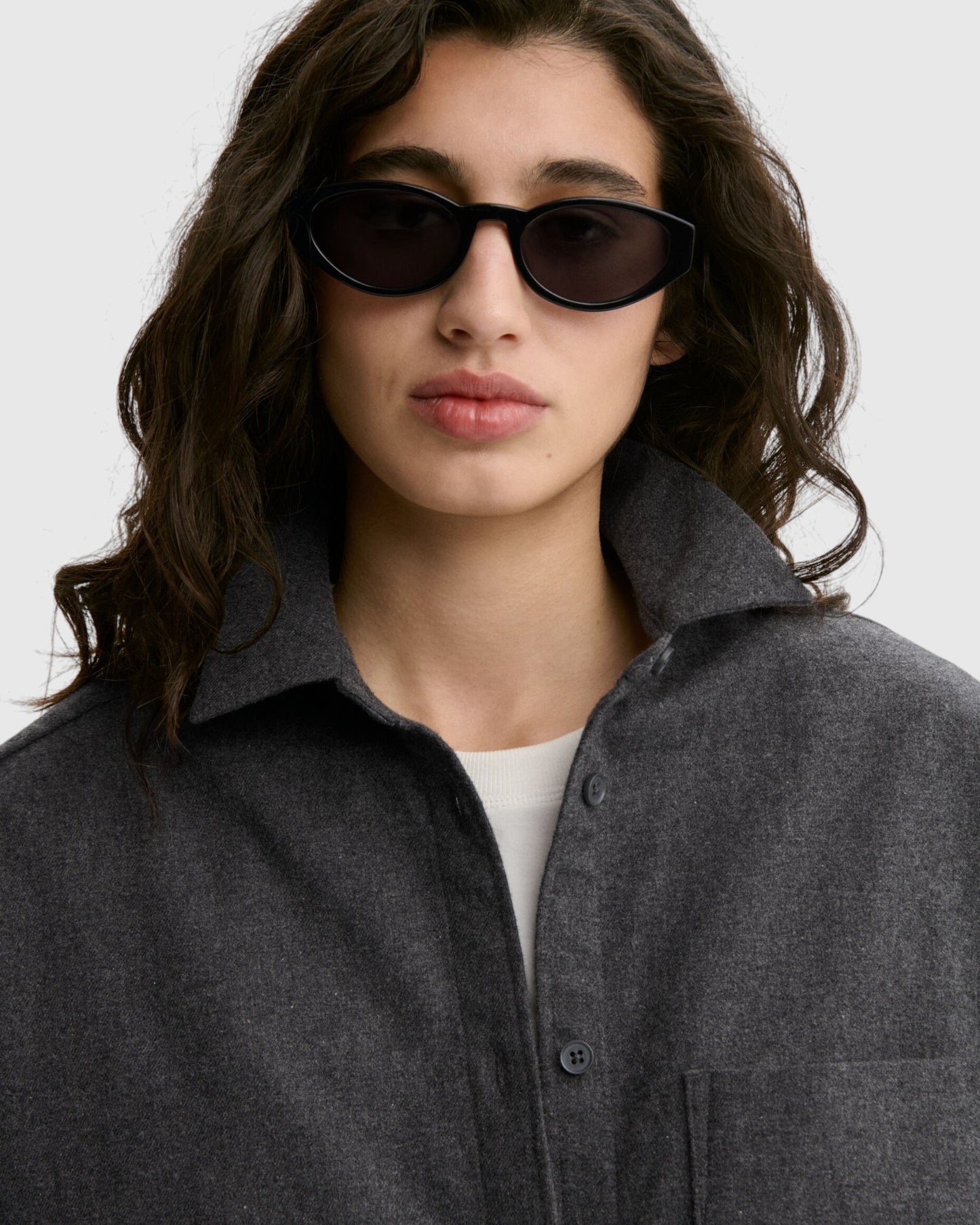 Detail der By Malene Birger Flanellbluse aus Bio-Baumwolle in Grau getragen