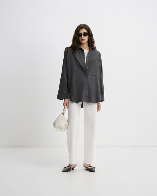 By Malene Birger Flanellbluse aus Bio-Baumwolle in Grau von vorne getragen