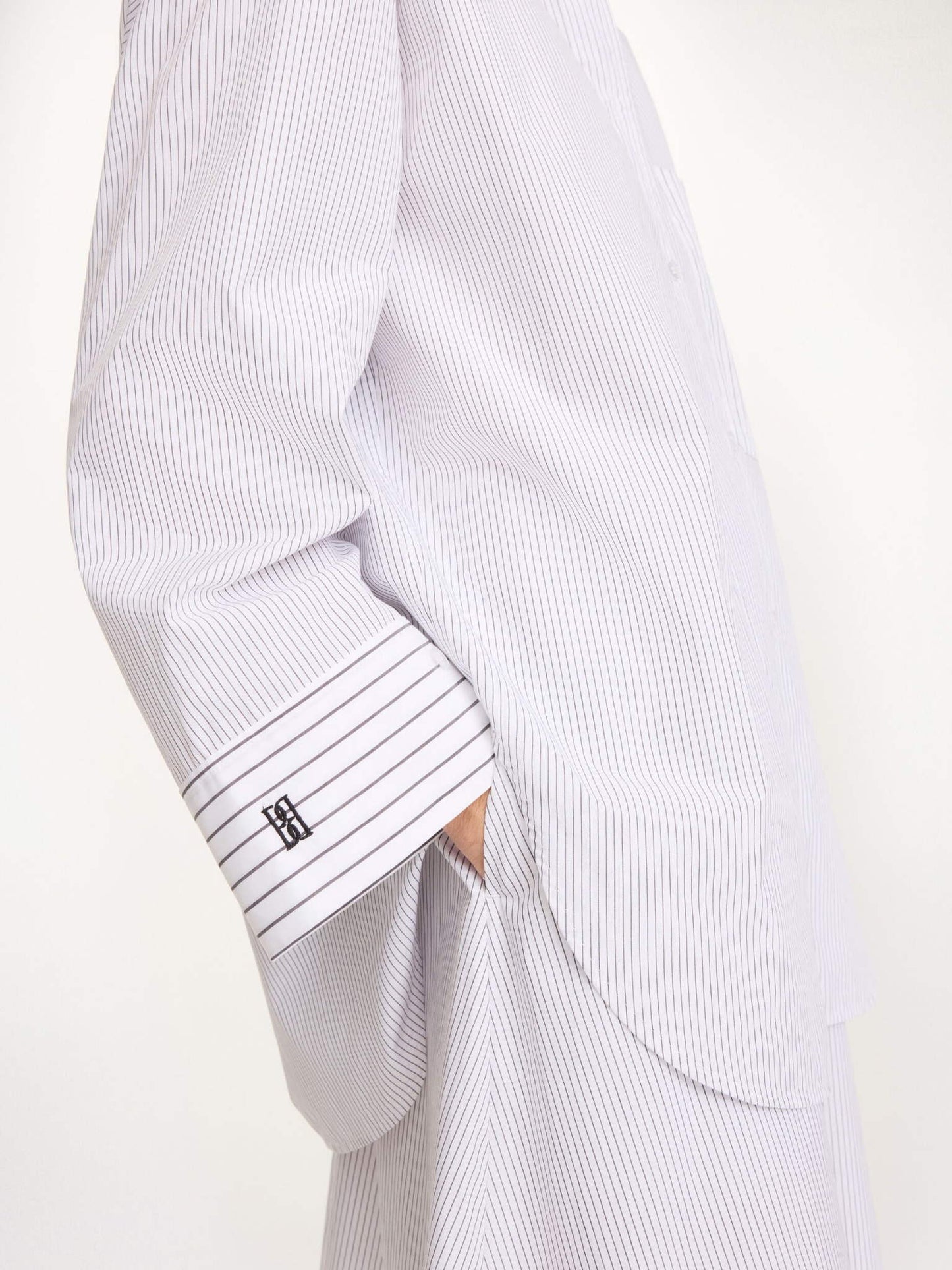 Detail der By Malene Birger Hemdbluse Black White Mix Stripe im getragenen Styling