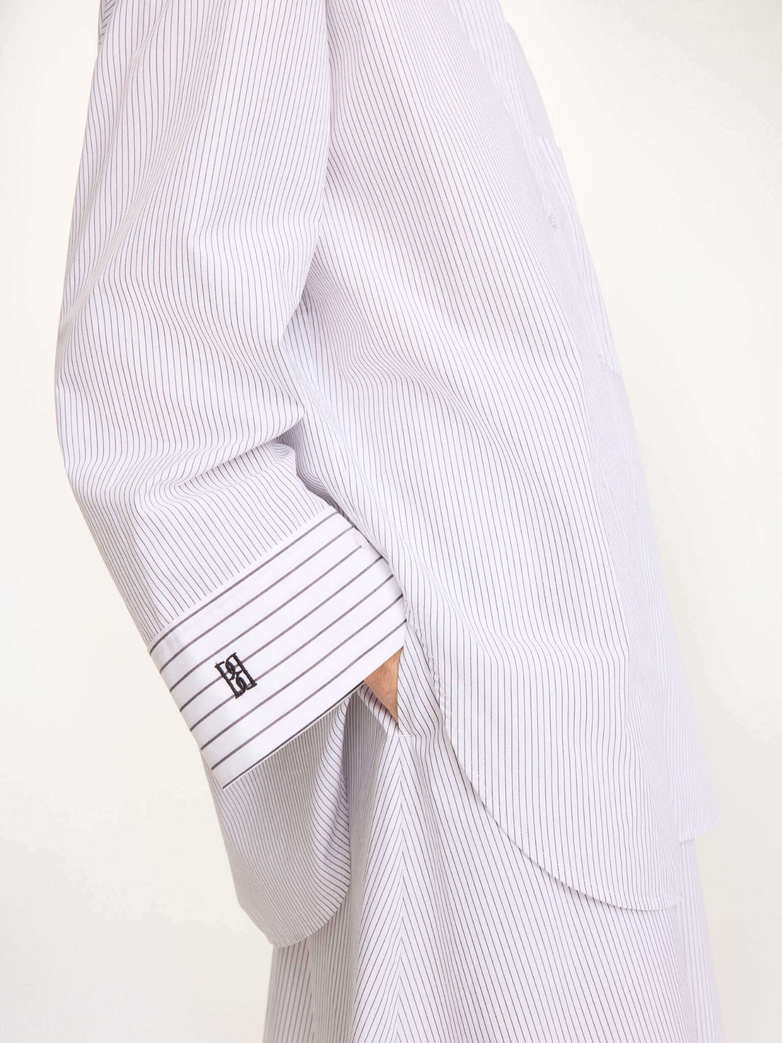Detail der By Malene Birger Hemdbluse Black White Mix Stripe im getragenen Styling