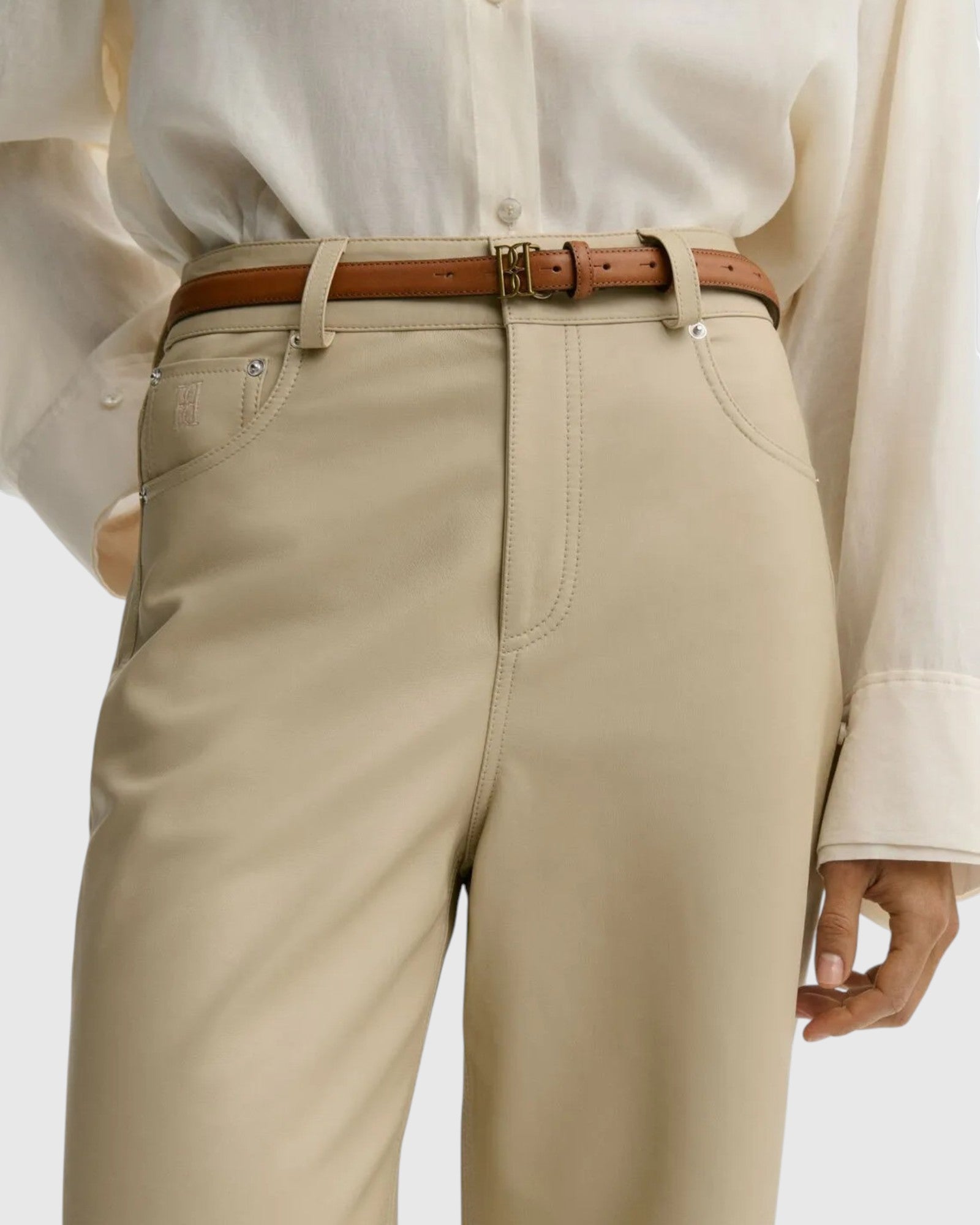 Detail des By Malene Birger Marlos Ledergürtels in Cognac getragen