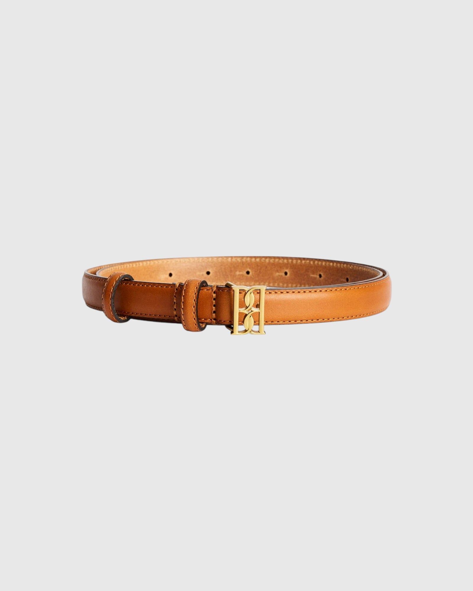 By Malene Birger Marlos Ledergürtel in Cognac mit Monogramm als Freisteller