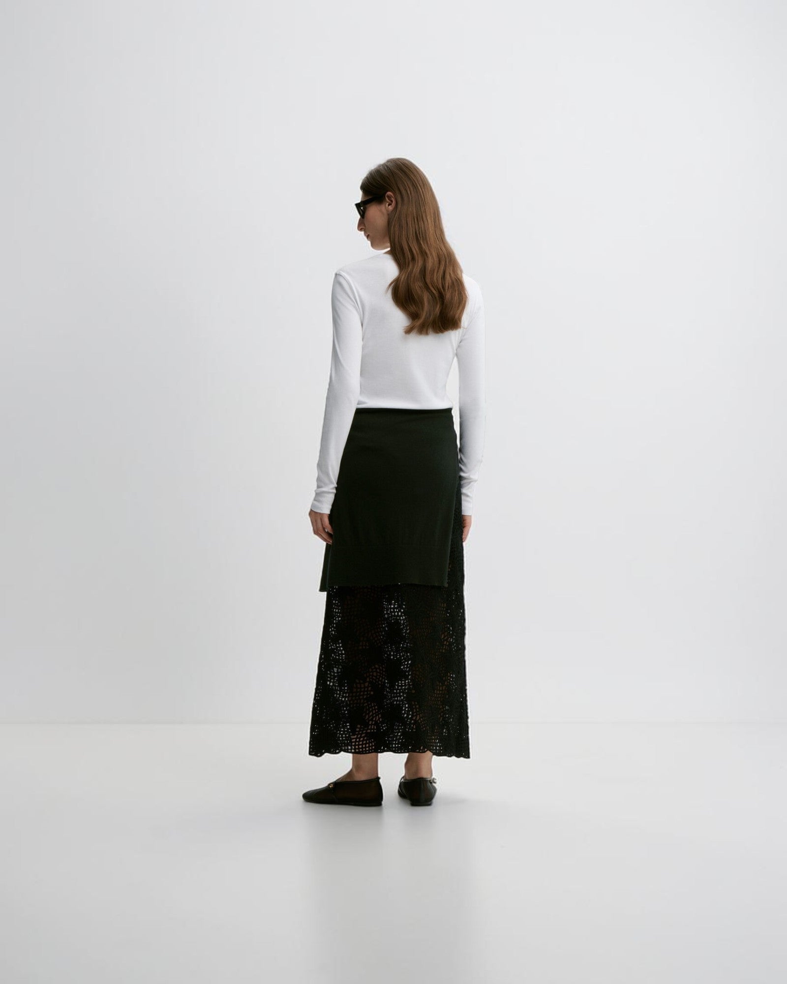 By Malene Birger Brita Langarm-T-Shirt in Weiß von hinten getragen