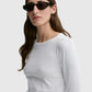 Detail des By Malene Birger Brita Langarm-T-Shirts in Weiß von vorne getragen