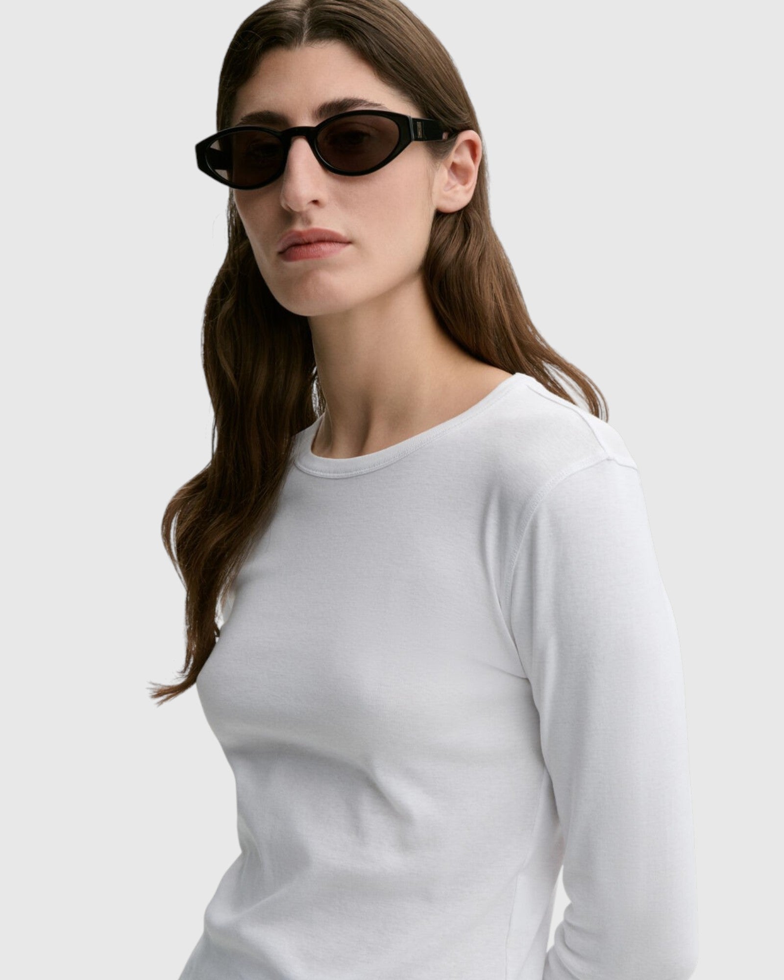 Detail des By Malene Birger Brita Langarm-T-Shirts in Weiß von vorne getragen