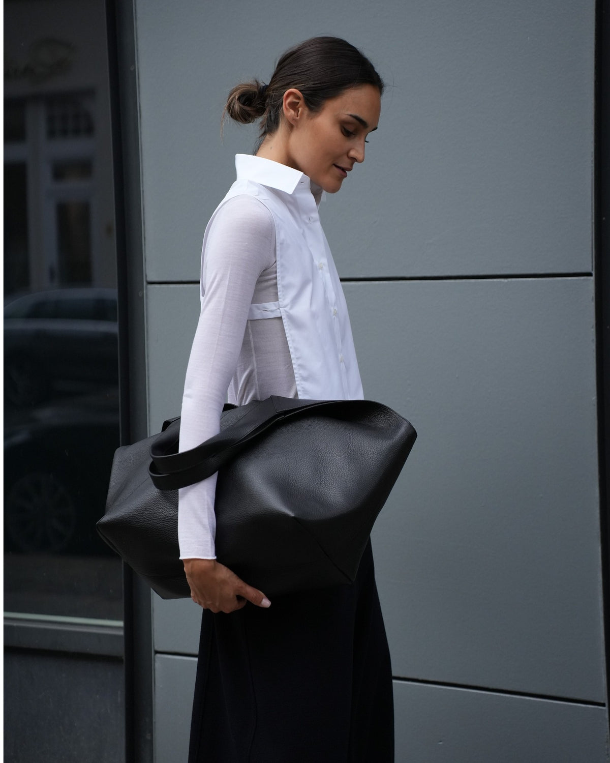 By Malene Birger große Tote Bag aus schwarzem Leder seitlich im Streetstyle getragen