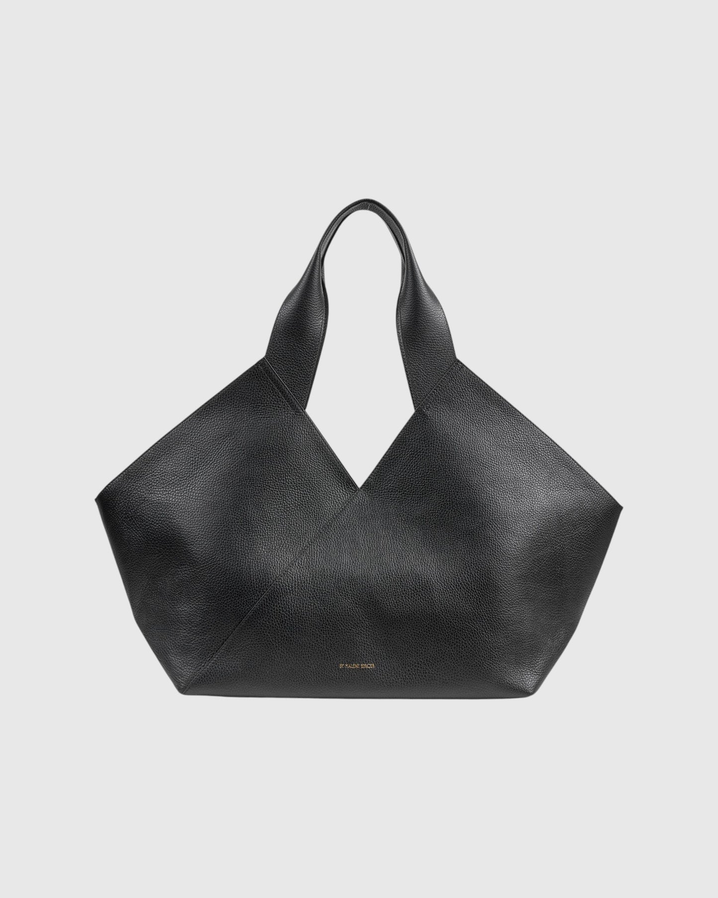 By Malene Birger große schwarze Tote Bag mit breiten Henkeln als Freisteller von vorne