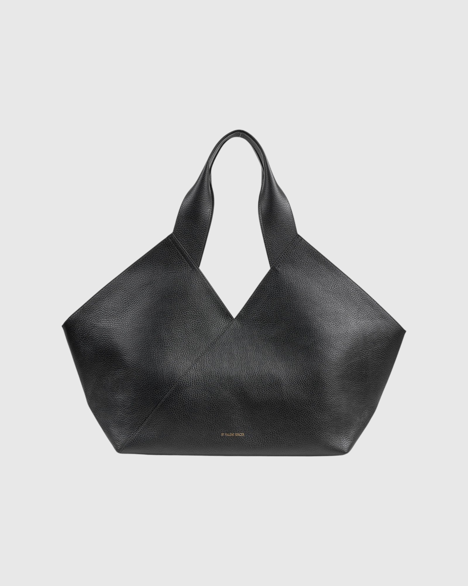 By Malene Birger große schwarze Tote Bag mit breiten Henkeln als Freisteller von vorne