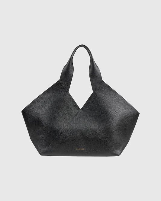 By Malene Birger große schwarze Tote Bag mit breiten Henkeln als Freisteller von vorne