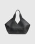 By Malene Birger große schwarze Tote Bag mit breiten Henkeln als Freisteller von vorne