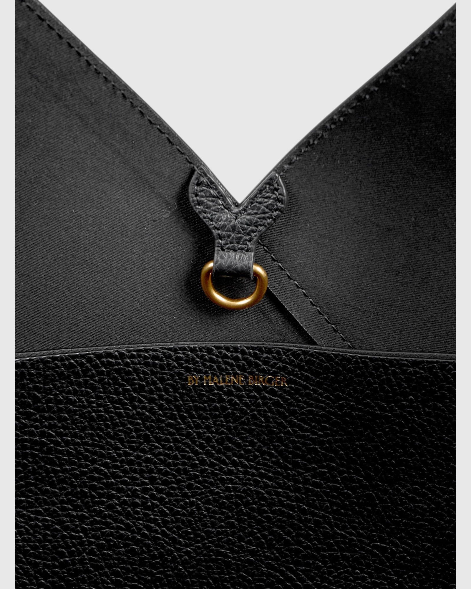 By Malene Birger große schwarze Tote Bag aus Rindsleder mit Logo im Detail