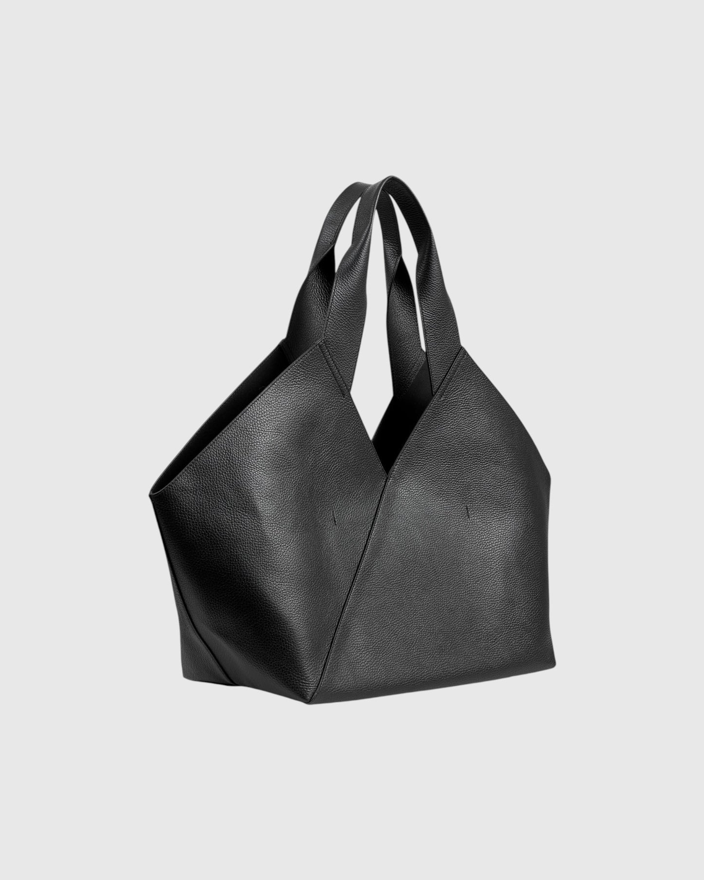 By Malene Birger große Tote Bag aus schwarzem Rindsleder als Freisteller von der Seite