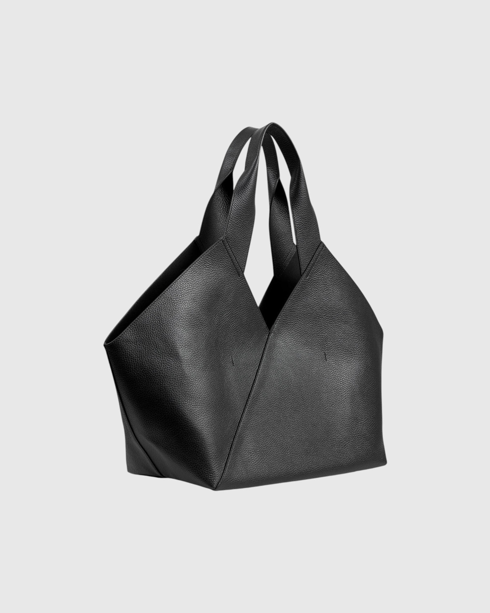 By Malene Birger große Tote Bag aus schwarzem Rindsleder als Freisteller von der Seite