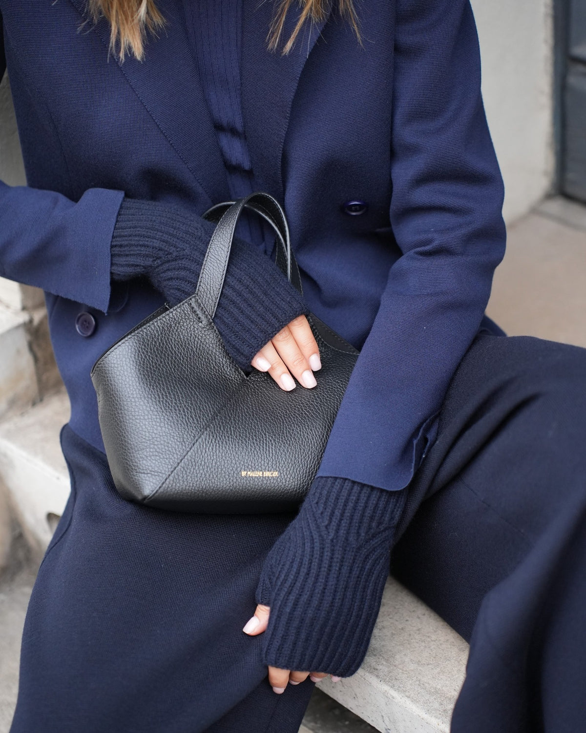 By Malene Birger kleine schwarze Ledertasche mit breiten Henkeln im Streetstyle am Model