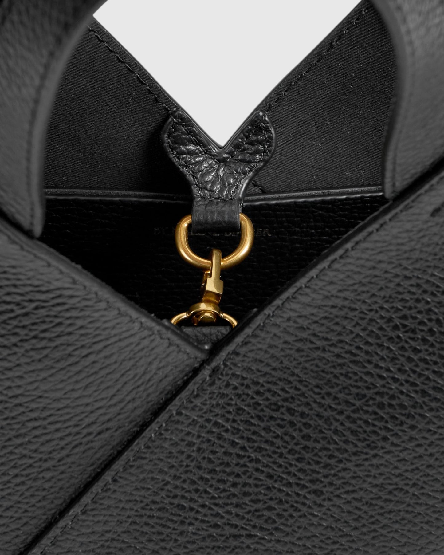By Malene Birger kleine schwarze Ledertasche aus Rindsleder mit Verschluss im Detail