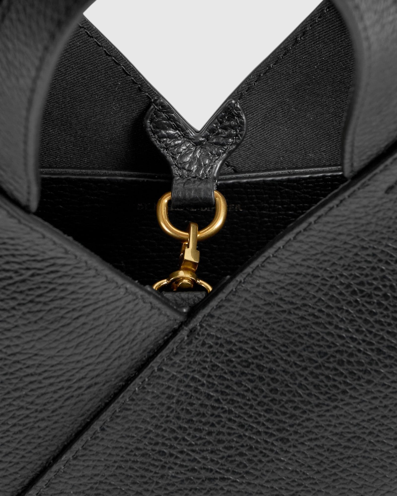 By Malene Birger kleine schwarze Ledertasche aus Rindsleder mit Verschluss im Detail