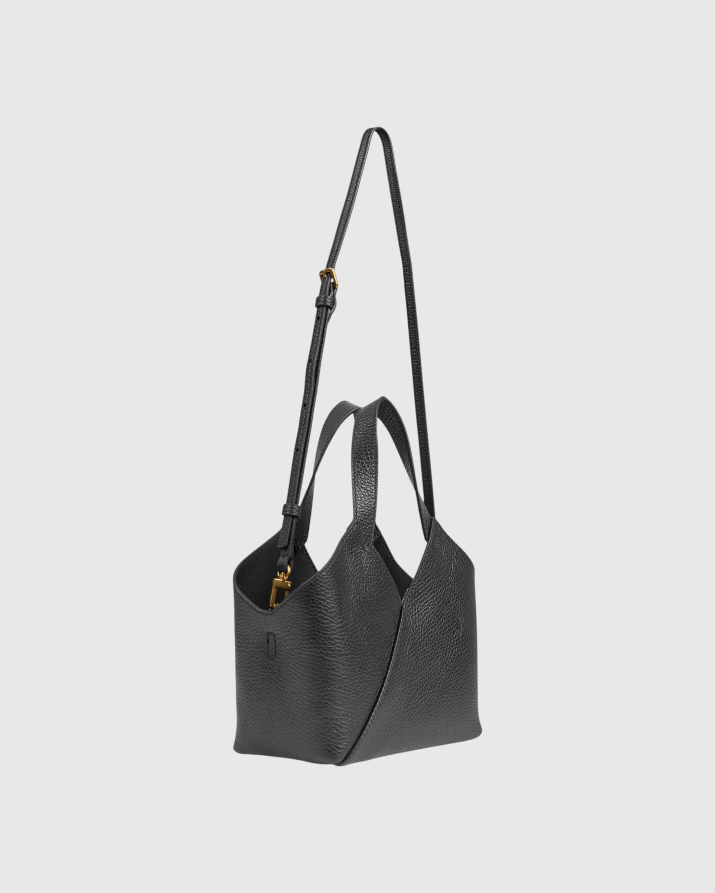 By Malene Birger kleine schwarze Ledertasche mit breiten Henkeln und Schulterriemen von vorne