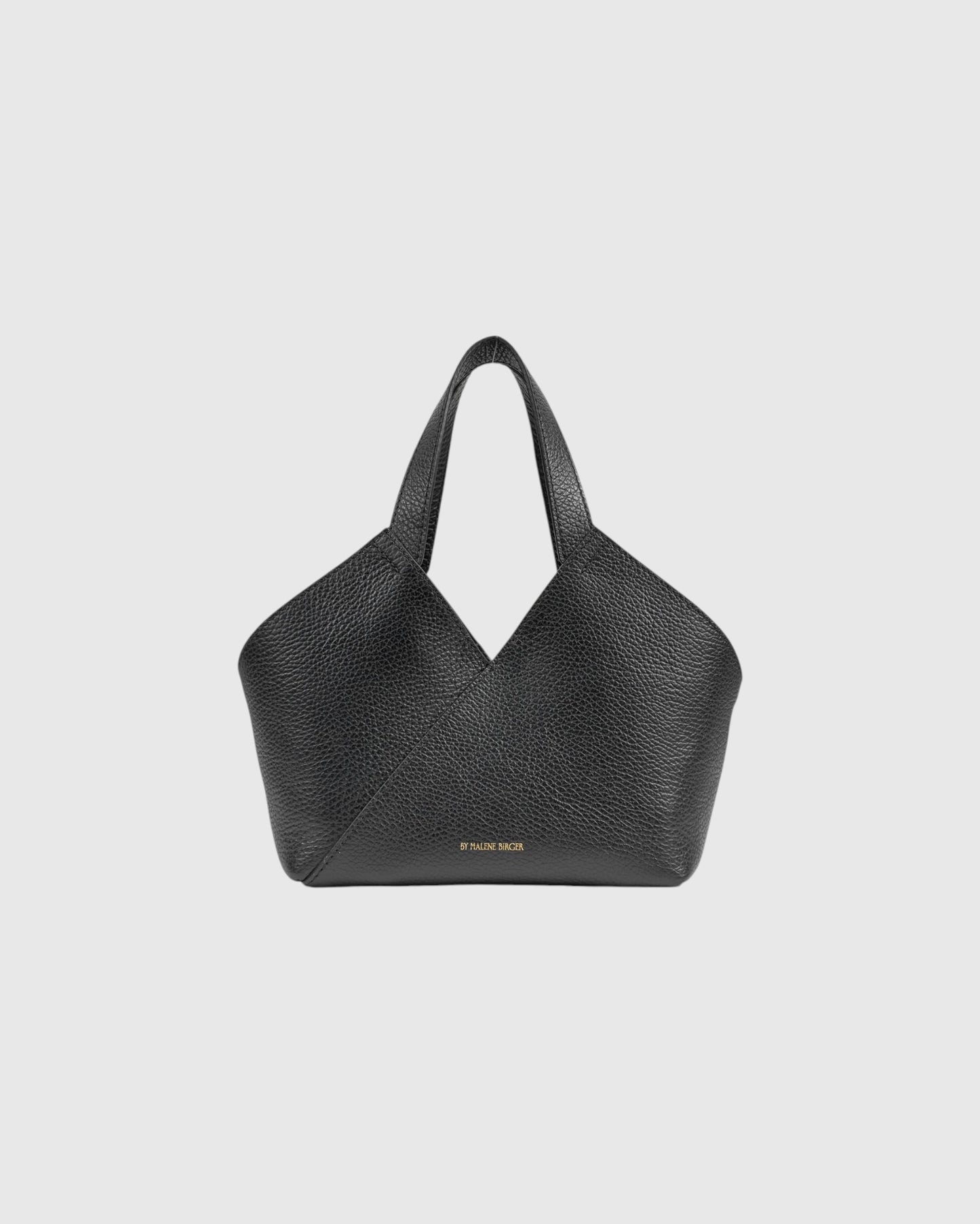 By Malene Birger kleine Ledertasche aus schwarzem Rindsleder als Freisteller von vorne