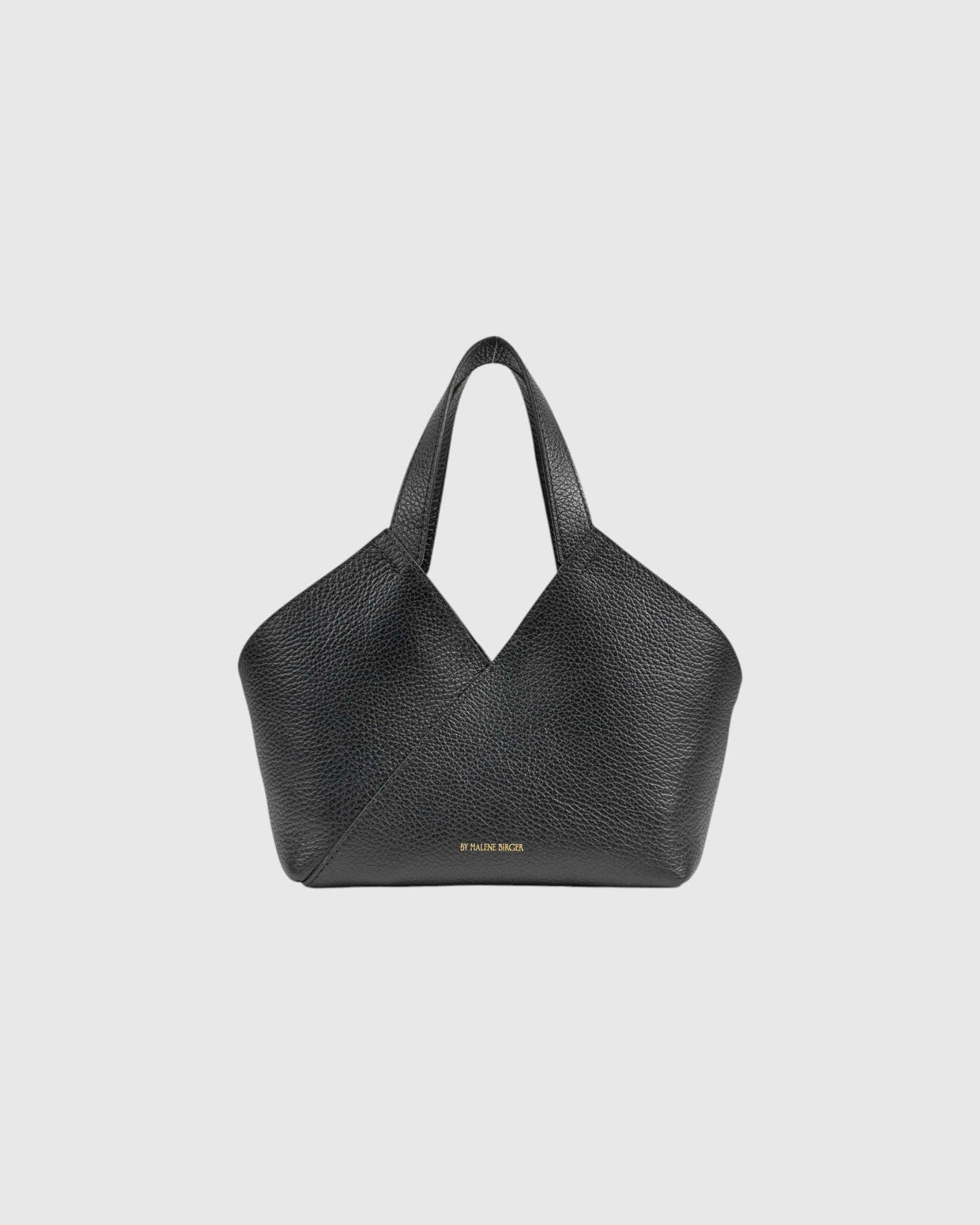 By Malene Birger kleine Ledertasche aus schwarzem Rindsleder als Freisteller von vorne