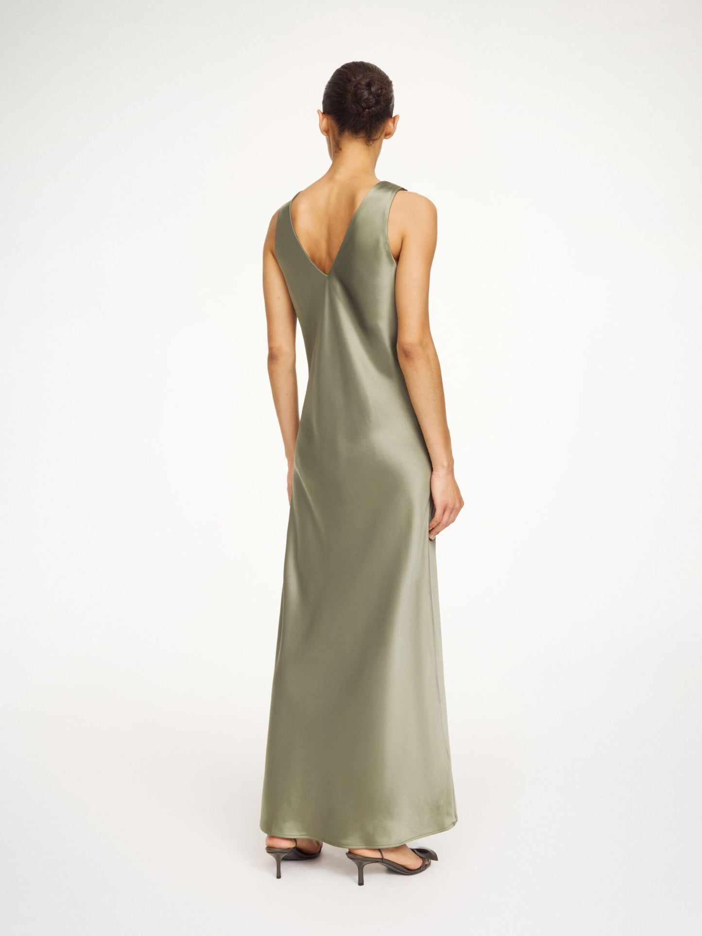 By Malene Birger Satin Maxikleid Deep Lichen Green von hinten getragen