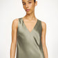 Detail des By Malene Birger Satin Maxikleids Deep Lichen Green im getragenen Styling