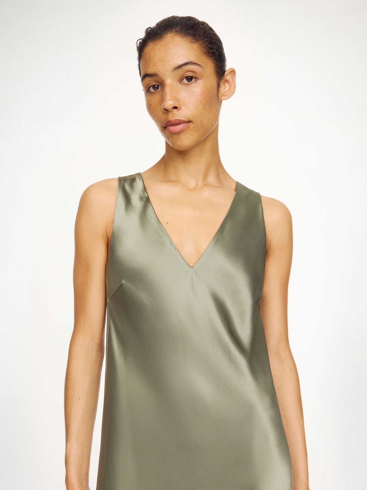 Detail des By Malene Birger Satin Maxikleids Deep Lichen Green im getragenen Styling