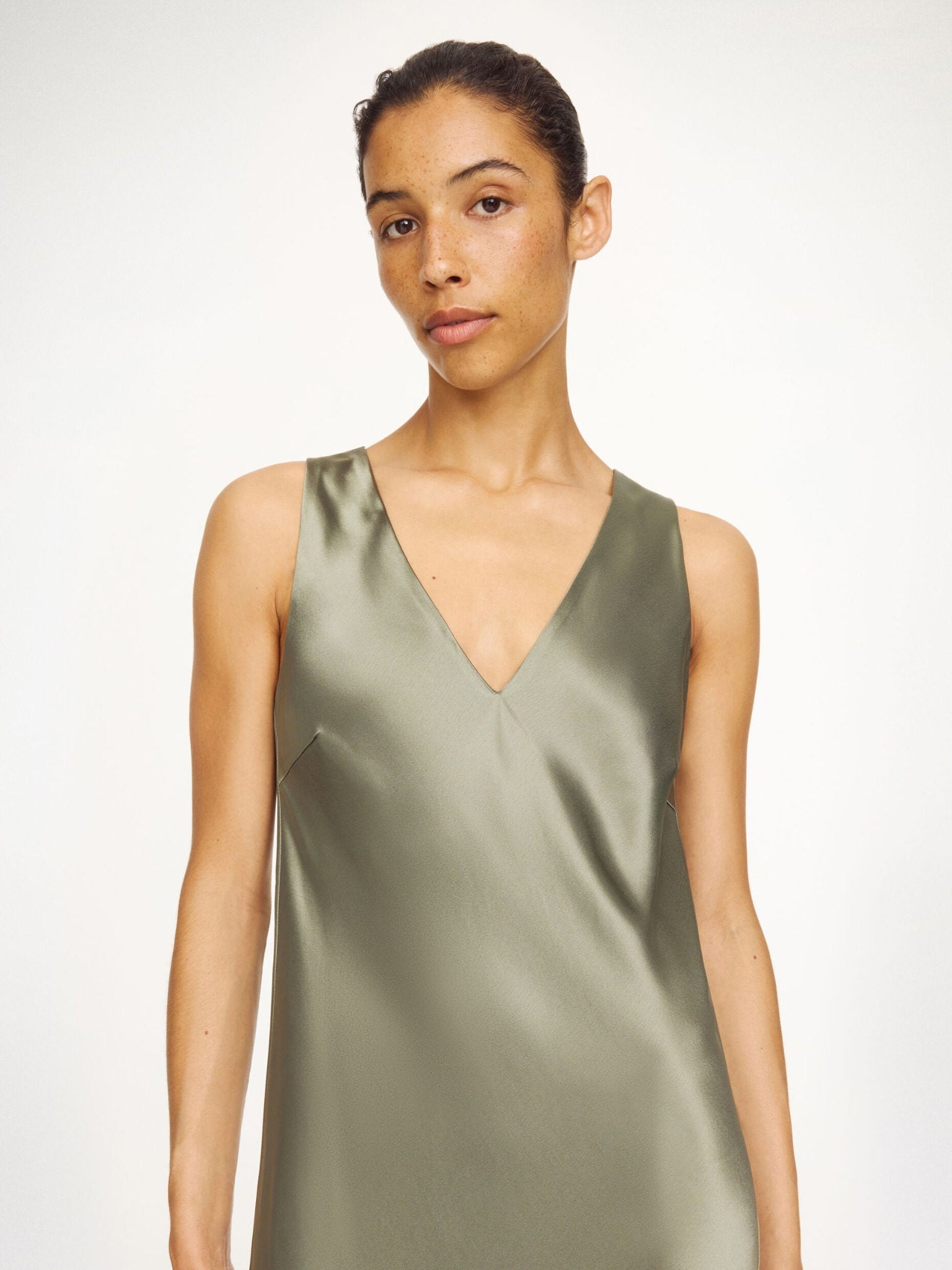 Detail des By Malene Birger Satin Maxikleids Deep Lichen Green im getragenen Styling