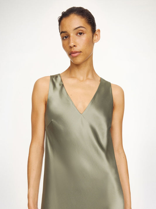 Detail des By Malene Birger Satin Maxikleids Deep Lichen Green im getragenen Styling