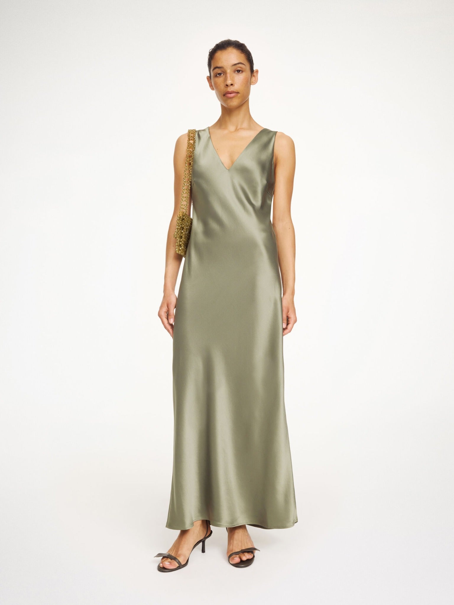By Malene Birger Satin Maxikleid Deep Lichen Green von vorne getragen