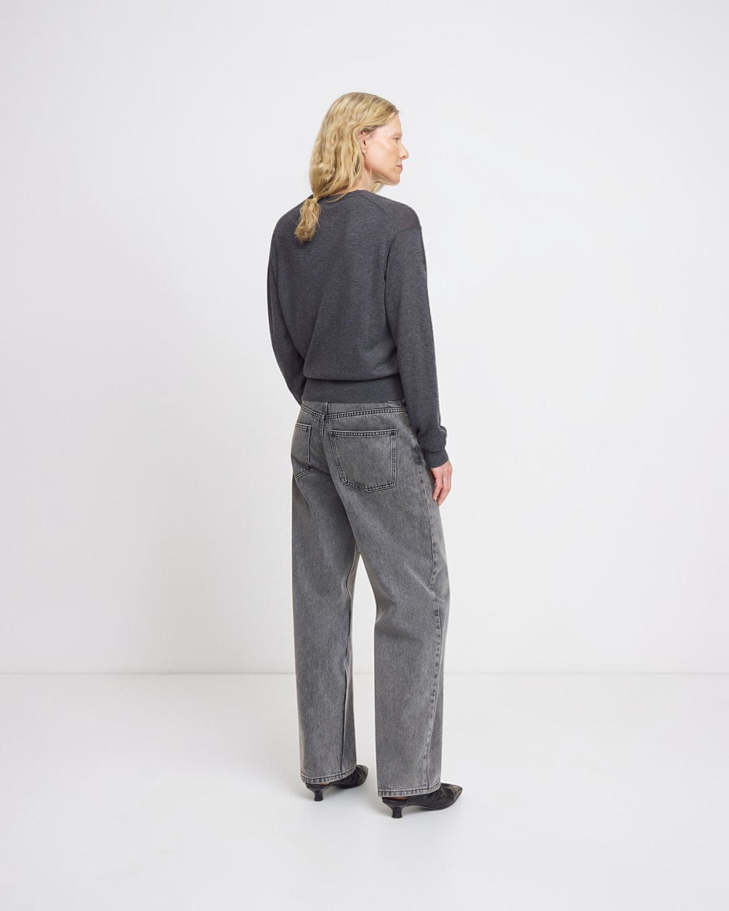 By Malene Birger Vinola Jeans in Grau von hinten getragen