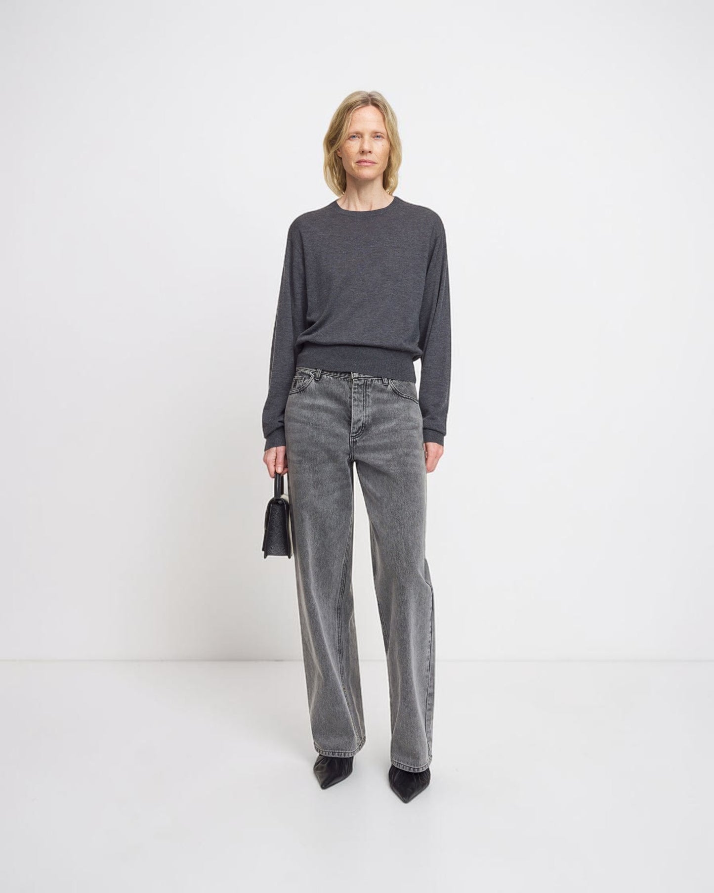 By Malene Birger Vinola Jeans in Grau von vorne getragen