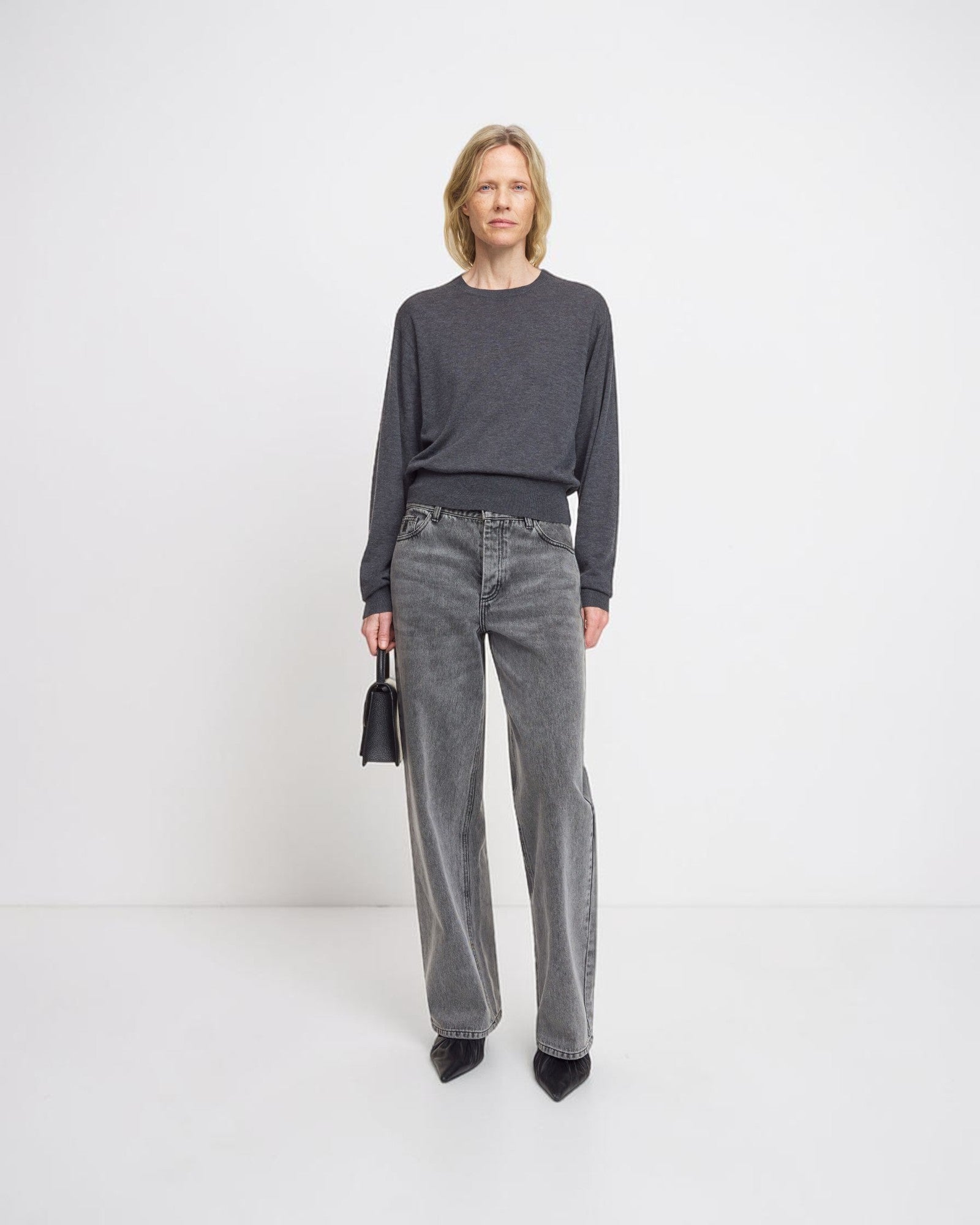 By Malene Birger Vinola Jeans in Grau von vorne getragen