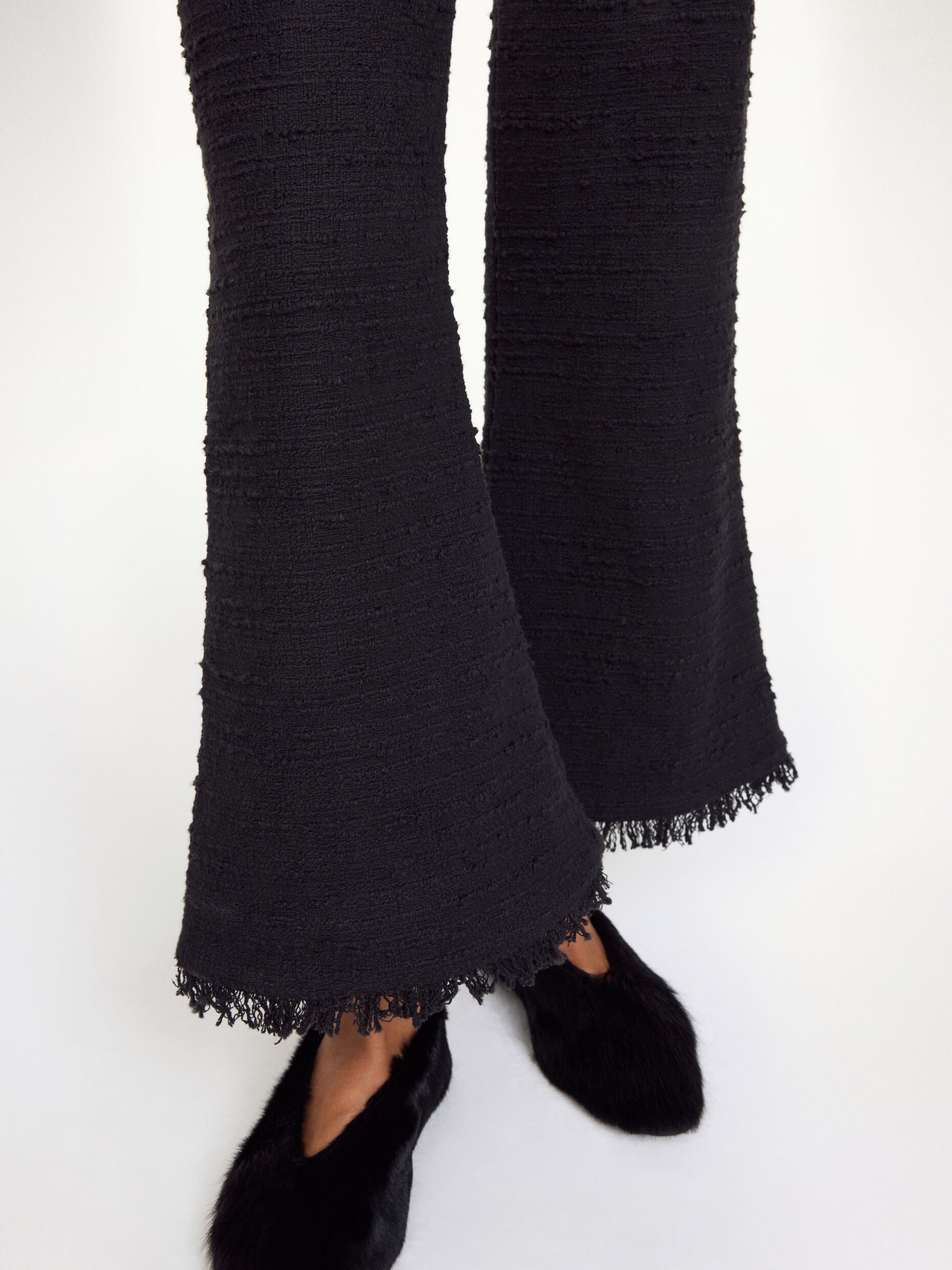 Detail der By Malene Birger Mafaldana Bouclé Hose Schwarz im getragenen Styling