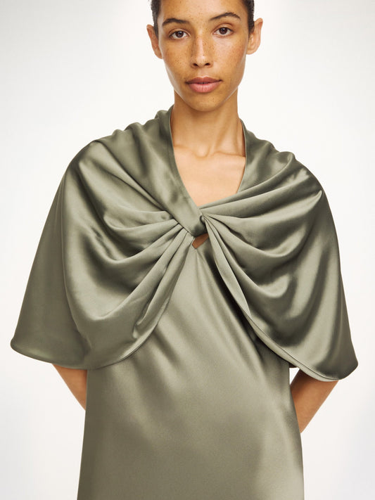 Detail des By Malene Birger Pinlos Capes Deep Lichen Green im getragenen Styling