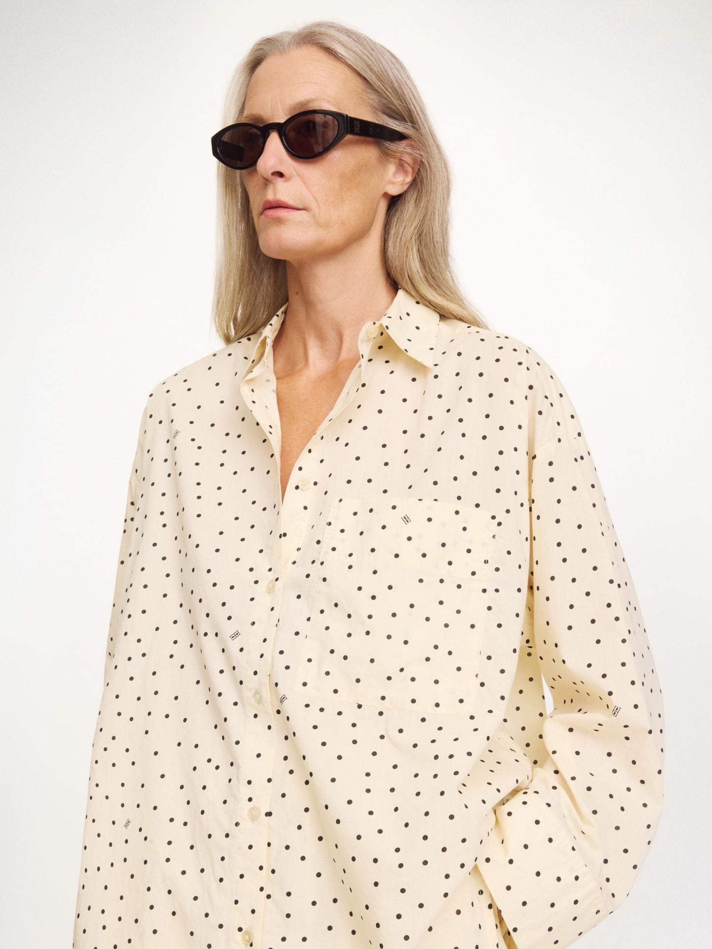 Detail der By Malene Birger Derris Voile Bluse Polka Dot Creme im getragenen Styling