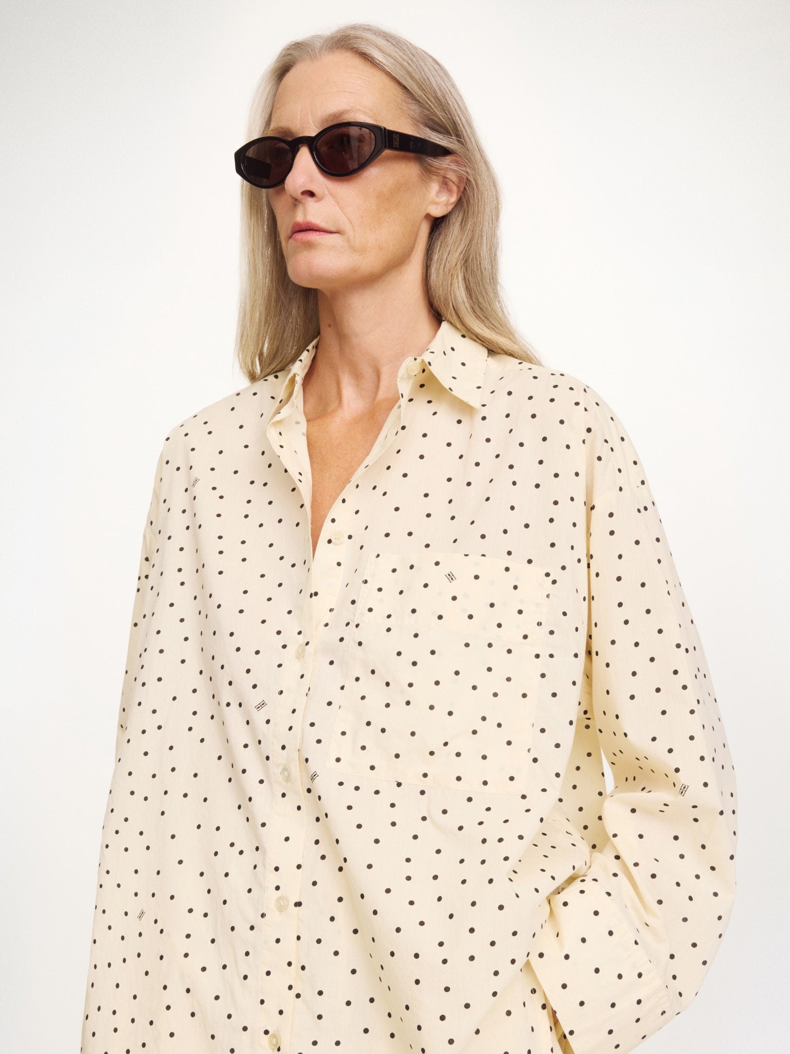 Detail der By Malene Birger Derris Voile Bluse Polka Dot Creme im getragenen Styling