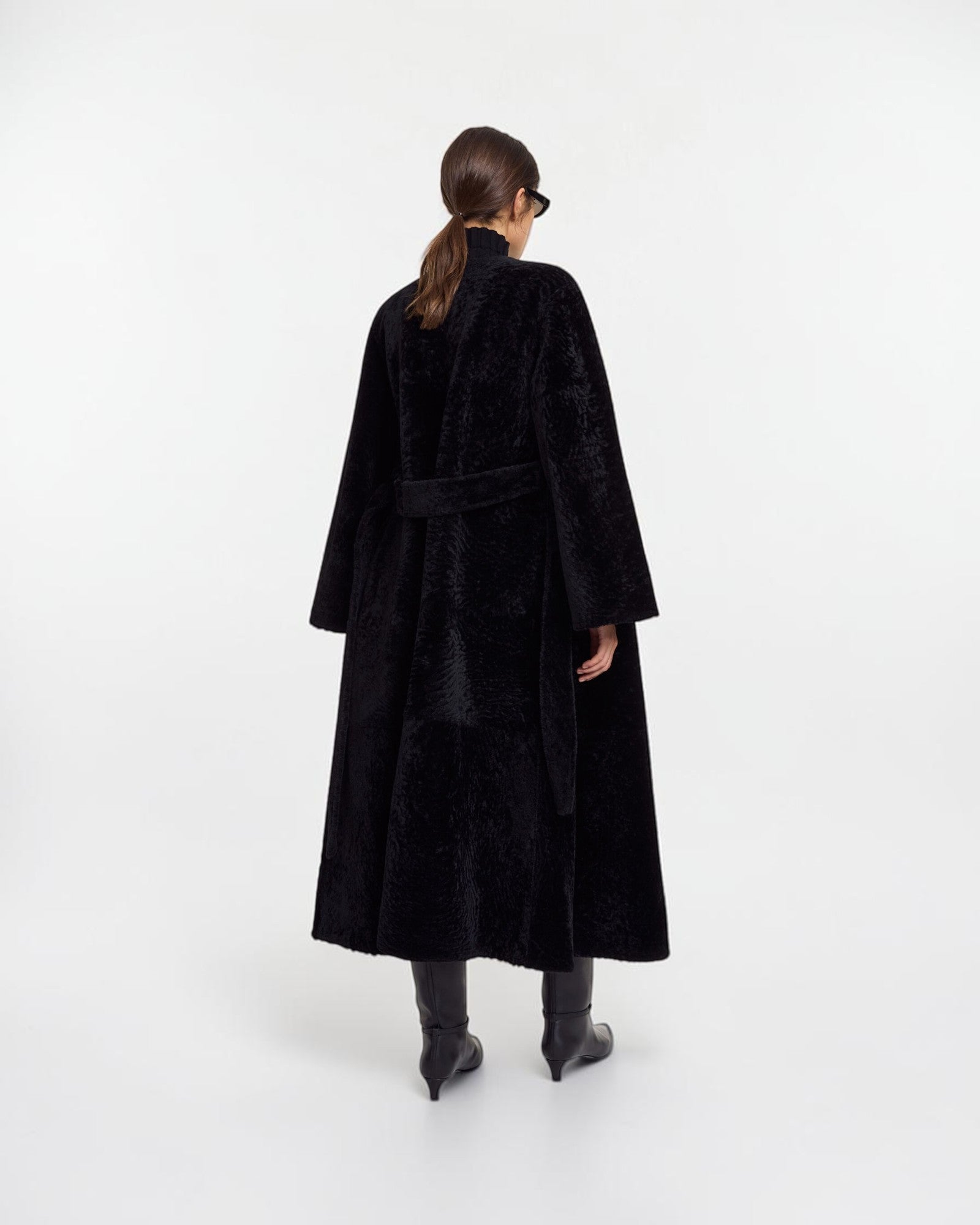 By Malene Birger langer reversibler Pelzmantel in Schwarz von hinten getragen