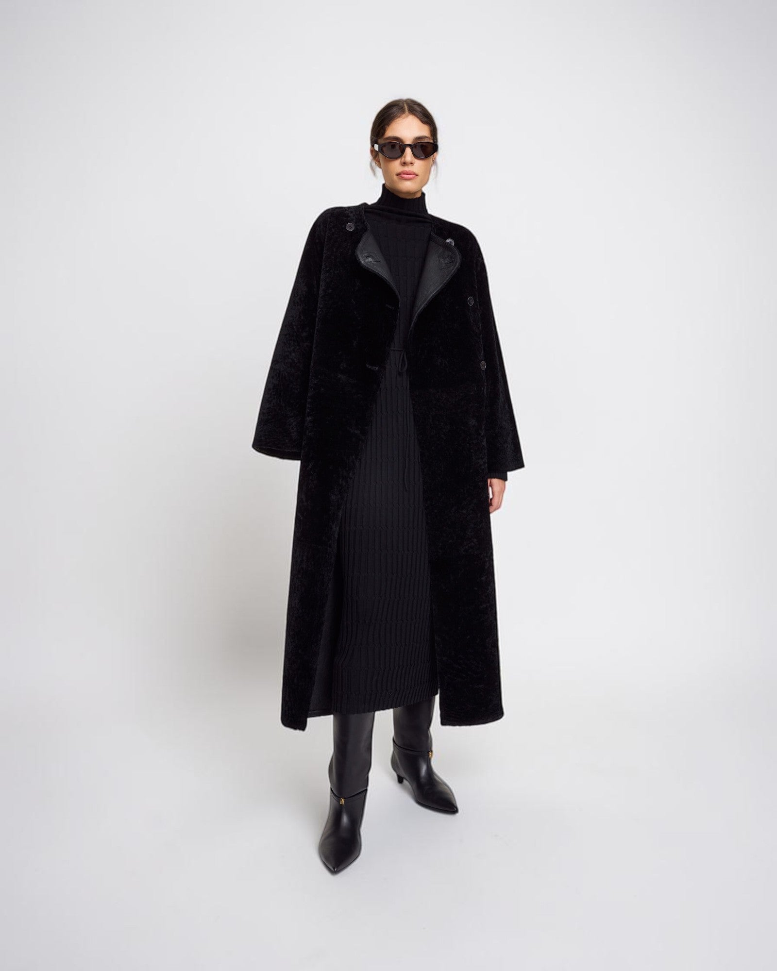By Malene Birger langer reversibler Pelzmantel in Schwarz von vorne getragen